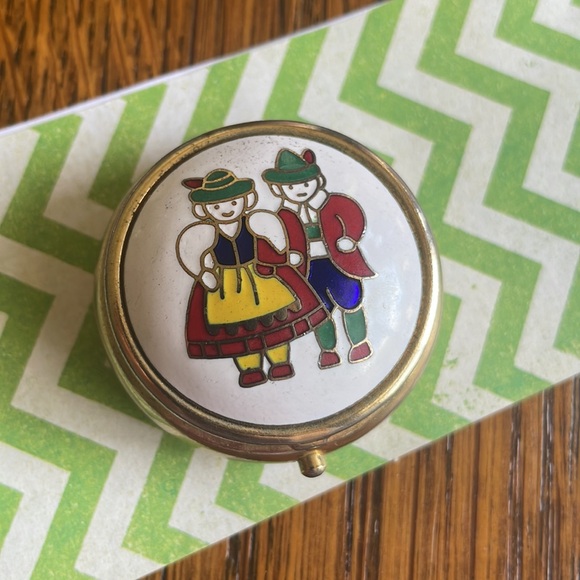 Enamel Austria Couple Mini Pillbox - Romantic Man & Woman in Peter-pan hats - Picture 10 of 11